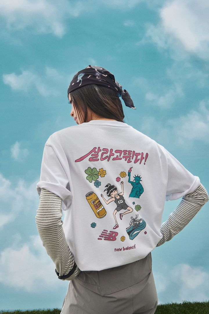 [서울=뉴시스] 타임빌라스 수원에서 여는 백화점 최초 '뉴발란스x기안84' 팝업에서 선보이는 컬래버 티셔츠 (사진=롯데백화점 제공) 2026.04.11. photo@newsis.com *재판매 및 DB 금지