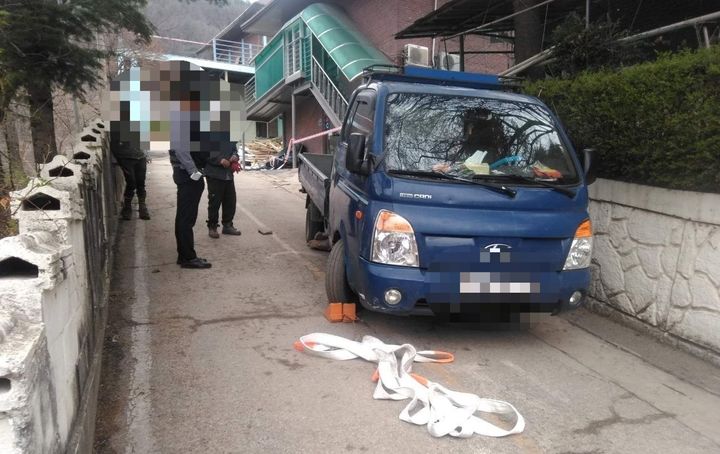 [가평=뉴시스] 트럭 미끄러짐 사고 현장. (사진=경기북부소방재난본부 제공) 2026.04.09. photo@newsis.com *재판매 및 DB 금지