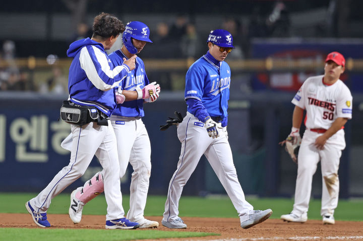 [서울=뉴시스] 프로야구 삼성 라이온즈 김태훈이 8일 광주-기아챔피언스필드에서 열린 2026 신한 쏠 KBO리그 KIA 타이거즈전 8회 안타를 친 뒤 허벅지 부상으로 교체되고 있다. (사진=삼성 라이온즈 제공) 2026.04.08. *재판매 및 DB 금지
