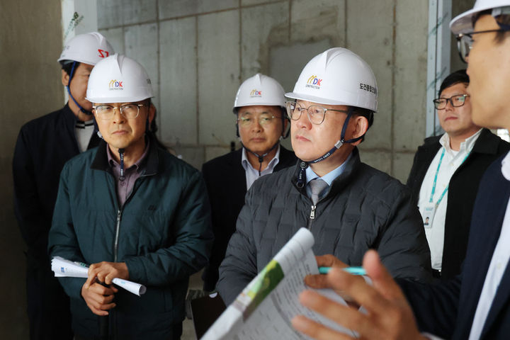 [세종=뉴시스]이승돈 농촌진흥청장이 9일 경남 김해시 진영읍 '중앙치유농업센터' 신축 공사 현장을 찾아 건립 진행 상황과 안전 관리 실태를 점검하고 있다. (사진=농촌진흥청 제공) *재판매 및 DB 금지