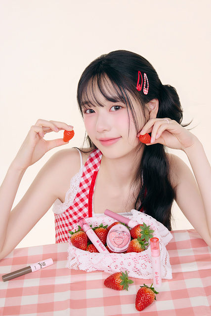 [서울=뉴시스] 에뛰드 '딸기가 추구미' 컬렉션 (사진=에뛰드 제공) 2026.04.11. photo@newsis.com *재판매 및 DB 금지