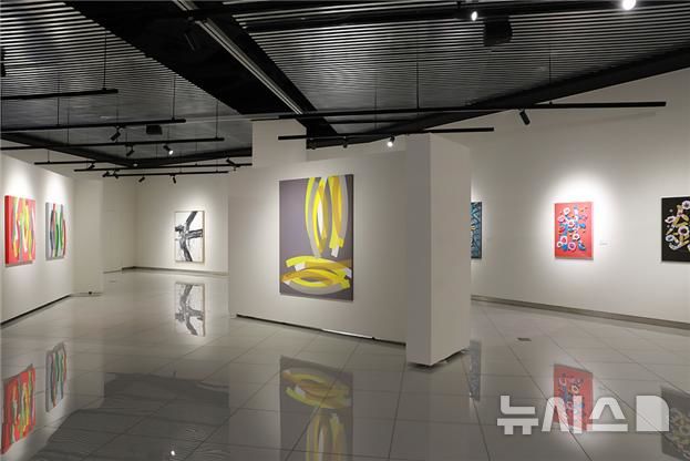 [베이징=뉴시스] 주중국 한국문화원은 오는 10일부터 7월 29일까지 베이징 문화원 사옥의 예운갤러리에서 특별전 '한국미의 레이어 Layers of Korean Beauty; K-Art'를 개최한다고 9일 밝혔다. 사진은 전시장 전경.(사진=주중국 한국문화원 제공) 2026.04.09 photo@newsis.com