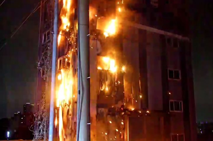 [안성=뉴시스] 불이 난 건물. (사진=경기도소방재난본부 제공) 2026.04.09. photo@newsis.com *재판매 및 DB 금지