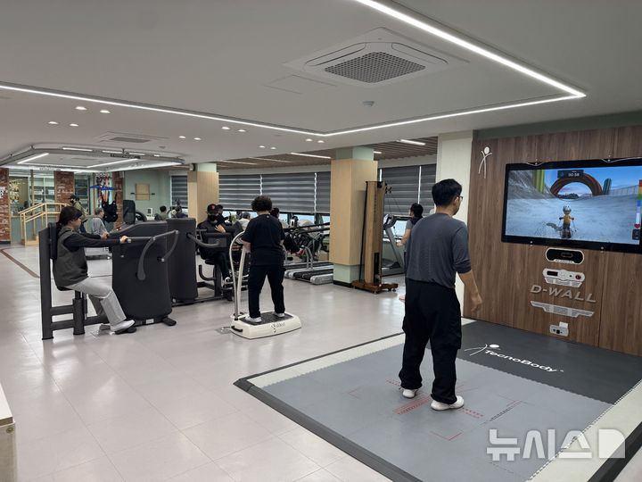 [군포=뉴시스] '근육 적금 운동교실' 운영 현장. (사진=군포시 제공).2026.04.10.photo@newsis.com