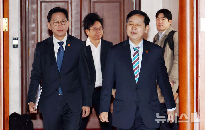 [서울=뉴시스] 추상철 기자 = 구윤철 부총리 겸 재정경제부 장관과 배경훈 부총리 겸 과학기술정보통신부 장관이 9일 오전 서울 종로구 정부서울청사에서 열린 민생물가 특별관리 관계장관TF 회의에 참석하고 있다. 2026.04.09. scchoo@newsis.com