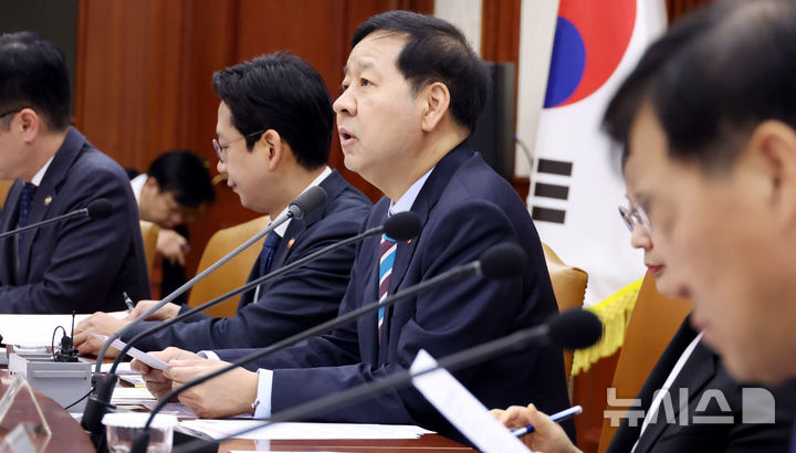 [서울=뉴시스] 추상철 기자 = 구윤철 부총리 겸 재정경제부 장관이 서울 종로구 정부서울청사에서 회의를 주재하고 있다. 2026.04.09. scchoo@newsis.com