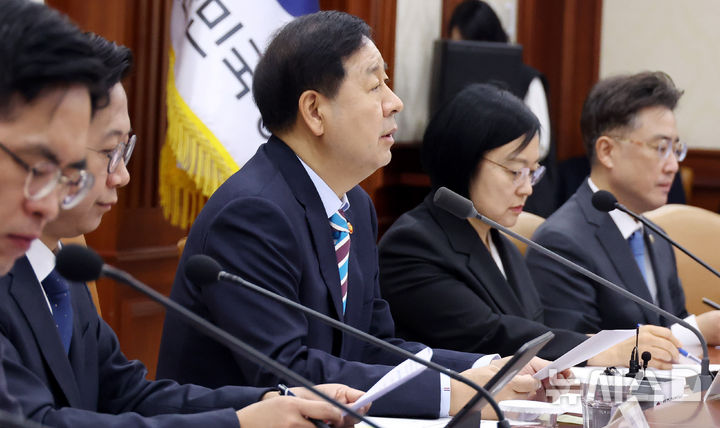 [서울=뉴시스] 추상철 기자 = 구윤철 부총리 겸 재정경제부 장관이 9일 오전 서울 종로구 정부서울청사에서 열린 민생물가 특별관리 관계장관TF 회의를 주재하고 있다. 2026.04.09. scchoo@newsis.com