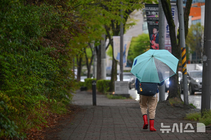 [광주=뉴시스] 이영주 기자 = 광주·전남에 최대 120㎜ 비가 예보된 9일 오전 광주 북구 오치동 한 사거리에서 한 학생이 우산을 쓴 채 등교하고 있다. 2026.04.09. leeyj2578@newsis.com