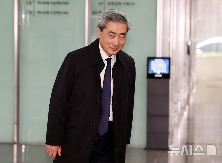 [서울=뉴시스] 최진석 기자 = 신현송 한국은행 총재 후보자가 9일 오전 서울 중구 한화금융플라자에 차려진 인사 청문회 준비 사무실로 출근하고 있다. 2026.04.09. myjs@newsis.com