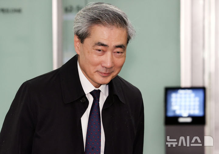 [서울=뉴시스] 최진석 기자 = 신현송 한국은행 총재 후보자가 지난 9일 오전 서울 중구 한화금융플라자에 차려진 인사 청문회 준비 사무실로 출근하고 있다. 2026.04.09. myjs@newsis.com