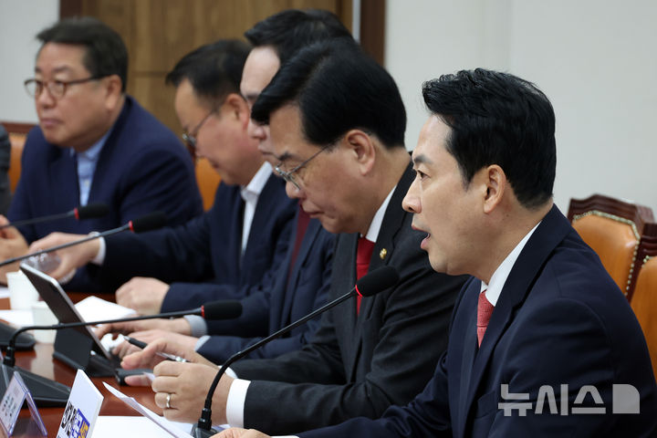 [서울=뉴시스] 고승민 기자 = 장동혁 국민의힘 대표가 9일 서울 여의도 국회에서 열린 최고위원회의에서 발언하고 있다. 2026.04.09. kkssmm99@newsis.com