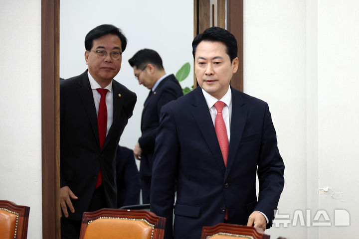 [서울=뉴시스] 고승민 기자 = 장동혁 국민의힘 대표가 9일 서울 여의도 국회에서 열린 최고위원회의에 입장하고 있다. 2026.04.09. kkssmm99@newsis.com