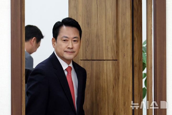 [서울=뉴시스] 고승민 기자 = 장동혁 국민의힘 대표가 9일 서울 여의도 국회에서 열린 최고위원회의에 입장하고 있다. 2026.04.09. kkssmm99@newsis.com