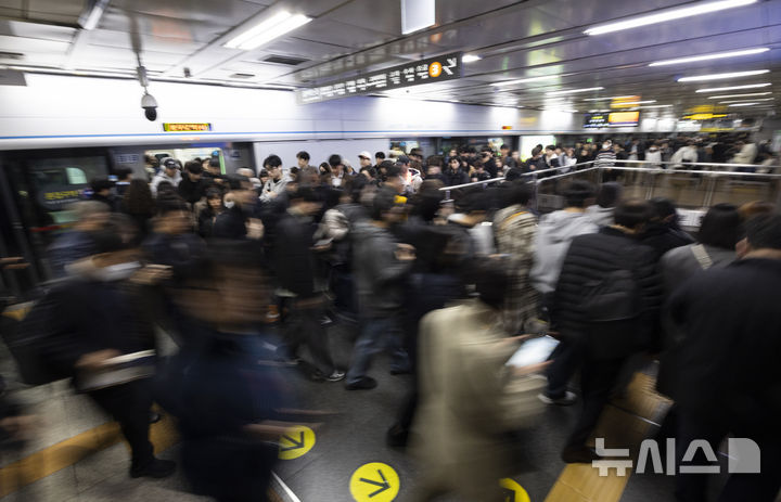 [서울=뉴시스] 김근수 기자 = 중동발 에너지 위기 대응을 위해 공공기관 2부제와 공영주차장 5부제가 시행된 이튿날인 9일 오전 서울 중구 지하철 3호선 충무로역이 출근하는 시민들로 붐비고 있다. 2026.04.09. ks@newsis.com