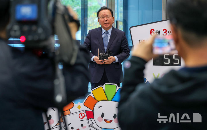 [대구=뉴시스] 이무열 기자 = 더불어민주당 대구시장 후보로 단수 공천된 김부겸 전 국무총리가 9일 오전 대구 서구 대구시선거관리위원회에서 6·3 지방선거 대구시장 예비후보자 등록을 마친 뒤 취재진 질문에 답하고 있다. 2026.04.09. lmy@newsis.com