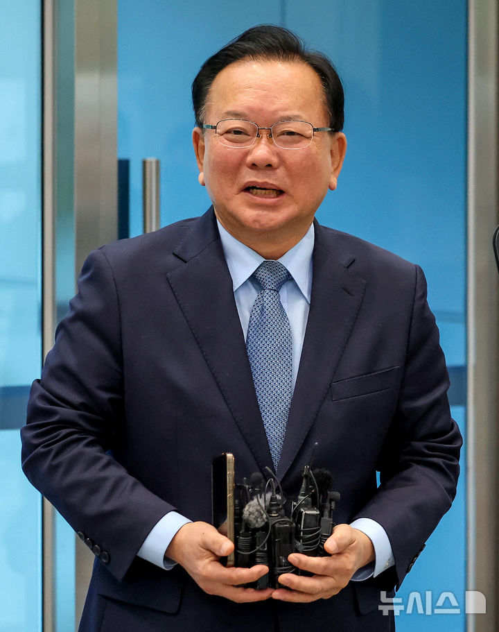 [대구=뉴시스] 이무열 기자 = 더불어민주당 대구시장 후보로 단수 공천된 김부겸 전 국무총리가 9일 오전 대구 서구 대구시선거관리위원회에서 6·3 지방선거 대구시장 예비후보자 등록을 마친 뒤 취재진 질문에 답하고 있다. 2026.04.09. lmy@newsis.com