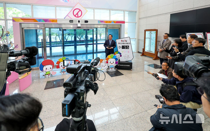 [대구=뉴시스] 이무열 기자 = 더불어민주당 대구시장 후보로 단수 공천된 김부겸 전 국무총리가 9일 오전 대구 서구 대구시선거관리위원회에서 6·3 지방선거 대구시장 예비후보자 등록을 마친 뒤 취재진 질문에 답하고 있다. 2026.04.09. lmy@newsis.com