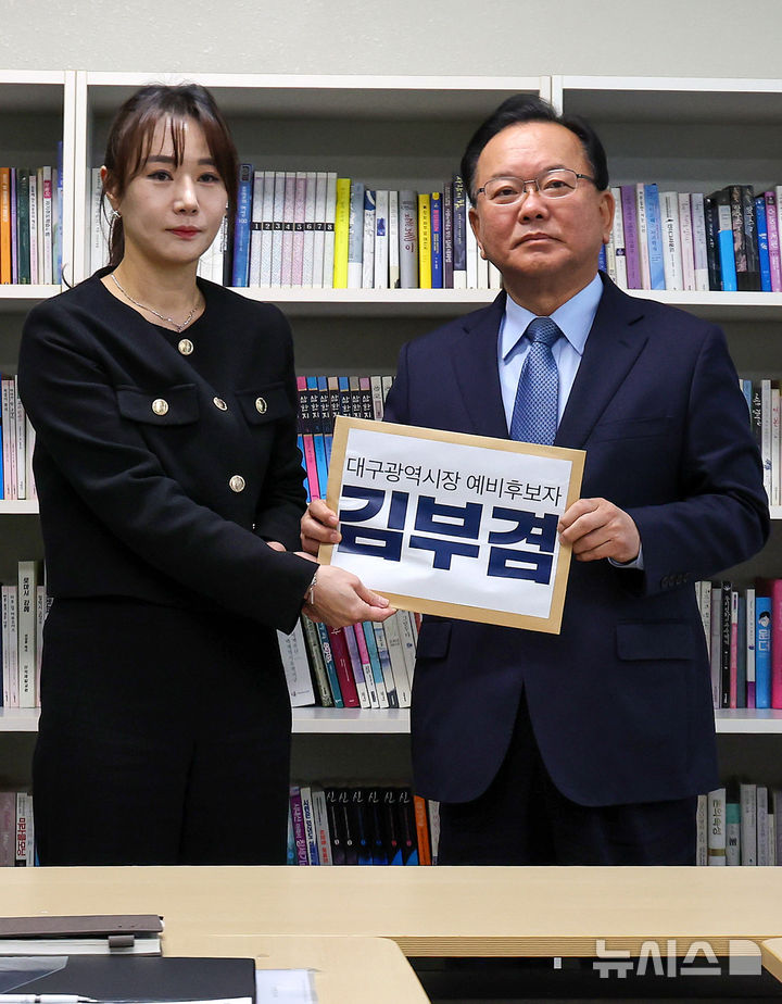 [대구=뉴시스] 이무열 기자 = 더불어민주당 대구시장 후보로 단수 공천된 김부겸 전 국무총리가 9일 오전 대구 서구 대구시선거관리위원회에서 6·3 지방선거 대구시장 예비후보자 등록에 앞서 기념촬영을 하고 있다. 2026.04.09. lmy@newsis.com