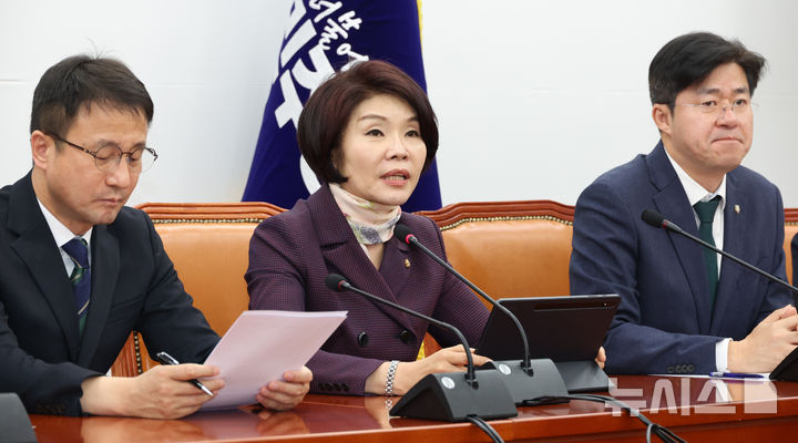 [서울=뉴시스] 김금보 기자 = 한정애 더불어민주당 정책위의장이 9일 오전 서울 여의도 국회에서 열린 정책조정회의에서 발언을 하고 있다. 2026.04.09. kgb@newsis.com