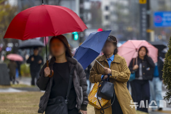 [서울=뉴시스] 정병혁 기자 = 9일 서울 중구 시청역 인근에서 우산을 쓴 시민들이 이동하고 있다. 2026.04.09. jhope@newsis.com