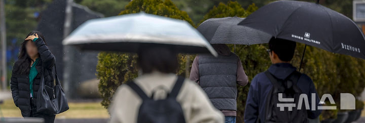 [서울=뉴시스] 정병혁 기자 = 9일 서울 중구 시청역 인근에서 우산을 쓴 시민들이 이동하고 있다. 2026.04.09. jhope@newsis.com