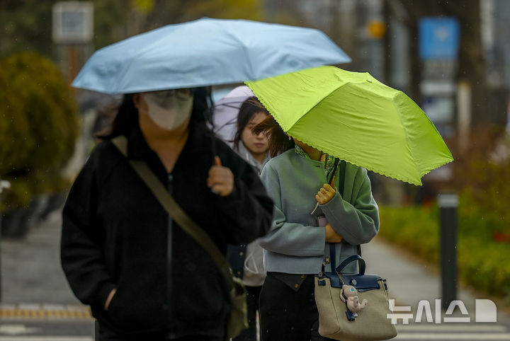 [서울=뉴시스] 정병혁 기자 = 9일 서울 중구 시청역 인근에서 우산을 쓴 시민들이 이동하고 있다. 2026.04.09. jhope@newsis.com