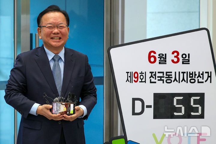 [대구=뉴시스] 이무열 기자 = 더불어민주당 대구시장 후보로 단수 공천된 김부겸 전 국무총리가 9일 오전 대구 서구 대구시선거관리위원회에서 6·3 지방선거 대구시장 예비후보자 등록을 마친 뒤 취재진 질문에 답하고 있다. 2026.04.09. lmy@newsis.com