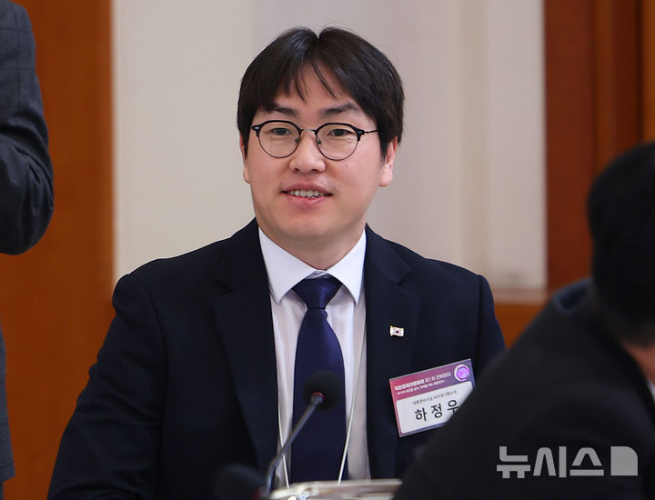 [서울=뉴시스] 최동준 기자 = 하정우 AI미래기획수석이 9일 청와대에서 열린 국민경제자문회의 제1차 전체회의에 참석하고 있다. 2026.04.09. photocdj@newsis.com