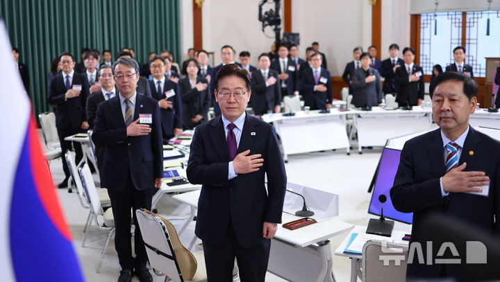 [서울=뉴시스] 최동준 기자 = 이재명 대통령이 9일 청와대에서 열린 국민경제자문회의 제1차 전체회의에서 참석자들과 국민의례를 하고 있다. 2026.04.09. photocdj@newsis.com