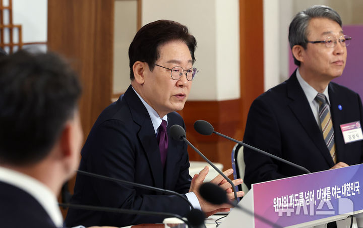 [서울=뉴시스] 최동준 기자 = 이재명 대통령이 9일 청와대에서 열린 국민경제자문회의 제1차 전체회의에서 발언하고 있다. 2026.04.09. photocdj@newsis.com