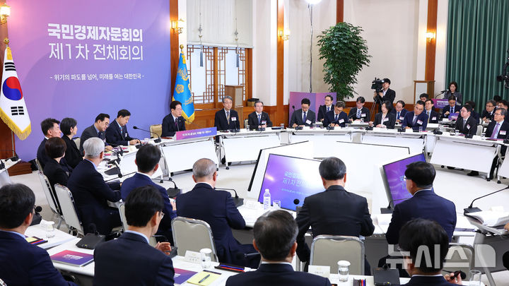 [서울=뉴시스] 최동준 기자 = 이재명 대통령이 9일 청와대에서 열린 국민경제자문회의 제1차 전체회의에서 발언하고 있다. 2026.04.09. photocdj@newsis.com