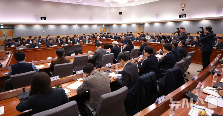 [서울=뉴시스] 김선웅 기자 = 김영수 국무1차장이 9일 서울 종로구 정부서울청사에서 열린 드론·대드론 통합 TF 제2차 전체회의에서 모두발언을 하고 있다. 2026.04.09. mangusta@newsis.com