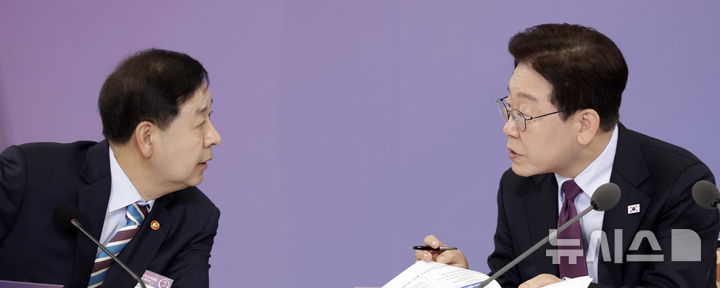 [서울=뉴시스] 최동준 기자 = 이재명 대통령과 구윤철 부총리 겸 재정경제부 장관이 9일 청와대에서 열린 국민경제자문회의 제1차 전체회의에서 대화를 하고 있다. 2026.04.09. photocdj@newsis.com