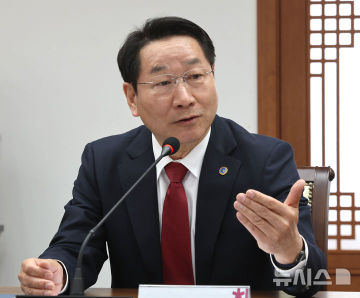 [인천=뉴시스] 전진환 기자 = 유정복 인천시장이 9일 오전 인천 남동구 인천시청에서 열린 정부추경에 대한 인천시 대응방향 및 제2차 공공기관 이전 관련 긴금 간부회의에서 발언하고 있다. 2026.04.09. amin2@newsis.com