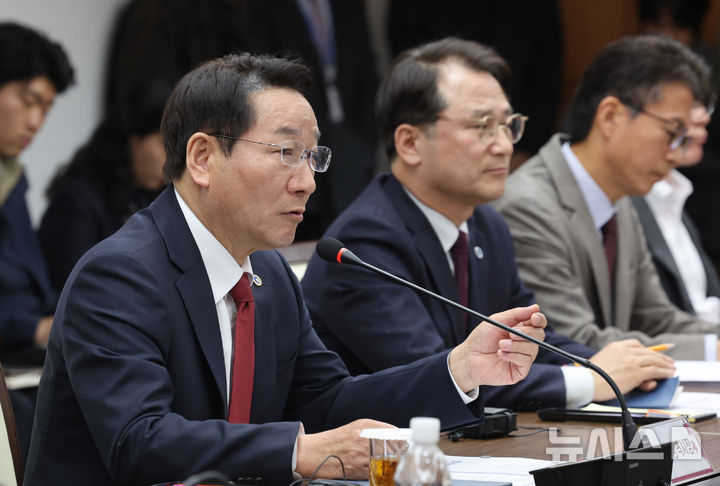 [인천=뉴시스] 전진환 기자 = 유정복 인천시장이 9일 오전 인천 남동구 인천시청에서 열린 정부추경에 대한 인천시 대응방향 및 제2차 공공기관 이전 관련 긴금 간부회의에서 발언하고 있다. 2026.04.09. amin2@newsis.com