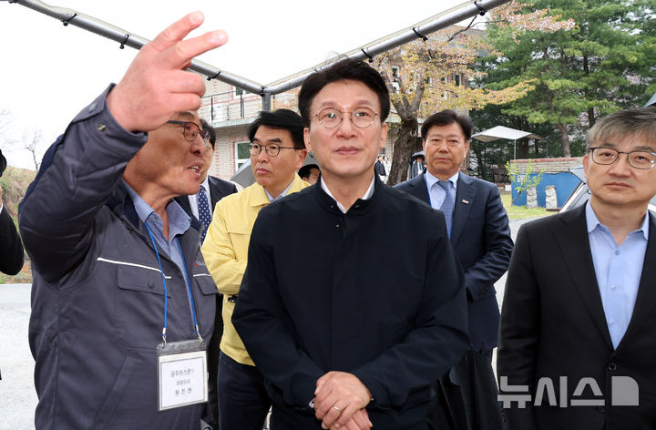 [세종=뉴시스] 강종민 기자 = 김민석 국무총리가 9일 세종시 장군면 아스팔트콘크리트 생산현장을 찾아 애로사항과 건의사항 등을 청취하고 있다. 2026.04.09. ppkjm@newsis.com