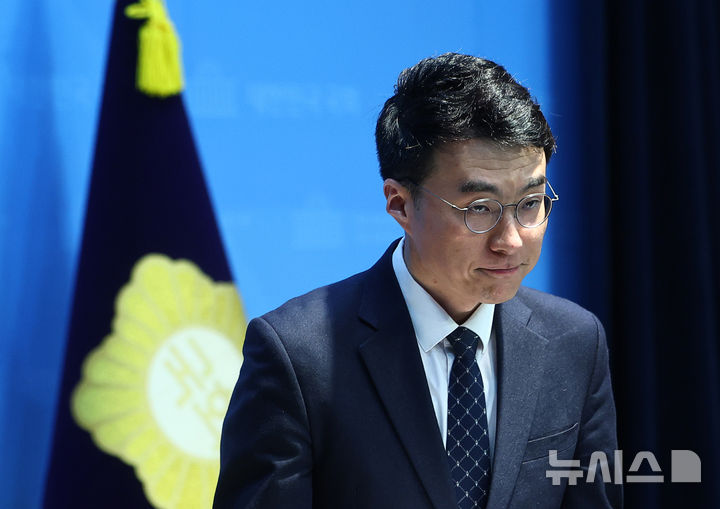 [서울=뉴시스] 김명년 기자 = 김남국 더불어민주당 대변인이 9일 오전 서울 여의도 국회 소통관에서 경기 안산갑 국회의원 보궐선거 출마 선언 기자회견을 마치고 이동하고 있다. 2025.04.09. kmn@newsis.com