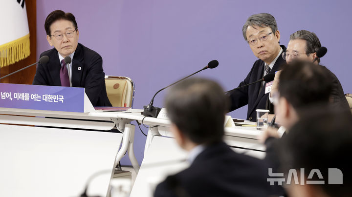 [서울=뉴시스] 최동준 기자 = 이재명 대통령이 9일 청와대에서 열린 국민경제자문회의 제1차 전체회의에서 참석자 발언을 듣고 있다. 2026.04.09. photocdj@newsis.com