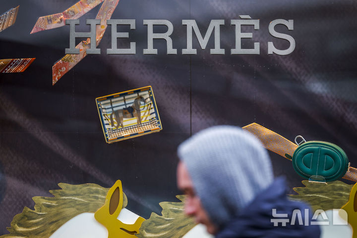 [서울=뉴시스] 정병혁 기자 = 9일 서울시내 백화점 에르메스 매장 앞을 시민들이 지나고 있다. 2026.04.09. jhope@newsis.com