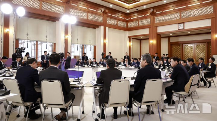 [서울=뉴시스] 최동준 기자 = 이재명 대통령이 9일 청와대에서 열린 국민경제자문회의 제1차 전체회의에서 참석자 발언을 듣고 있다. 2026.04.09. photocdj@newsis.com