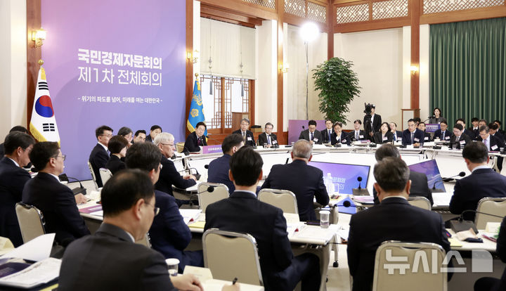 [서울=뉴시스] 최동준 기자 = 이재명 대통령이 9일 청와대에서 열린 국민경제자문회의 제1차 전체회의에서 참석자 발언을 듣고 있다. 2026.04.09. photocdj@newsis.com