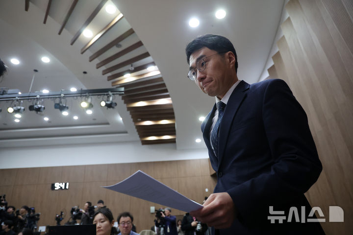 [서울=뉴시스] 김명년 기자 = 김남국 더불어민주당 대변인이 9일 오전 서울 여의도 국회 소통관에서 경기 안산갑 국회의원 보궐선거 출마 선언 기자회견을 하기 위해 이동하고 있다. 2025.04.09. kmn@newsis.com