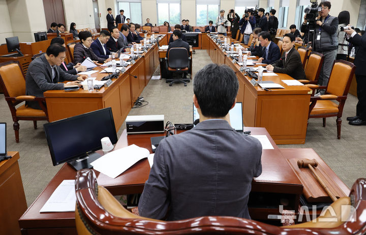 [서울=뉴시스] 김금보 기자 = 윤건영 국회 정치개혁특별위원회 공직선거법및지방선거구제개편심사소위원회 위원장이 9일 오전 서울 여의도 국회에서 소위원회 회의를 주재하고 있다. 2026.04.09. kgb@newsis.com