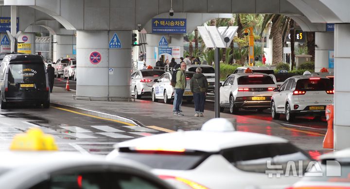 [제주=뉴시스] 우장호 기자 = 제주지역 기상이 악화한 9일 오전 제주국제공항 1층 도착장이 택시승차장에 이용객들의 발걸음이 이어지고 있다. 2026.04.09. woo1223@newsis.com