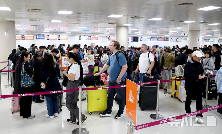 [제주=뉴시스] 우장호 기자 = 제주지역 기상이 악화한 9일 오전 제주국제공항 3층 출발장이 이용객들이 몰려 혼잡한 모습을 보이고 있다. 2026.04.09. woo1223@newsis.com