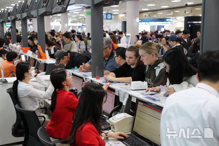[제주=뉴시스] 우장호 기자 = 제주지역 기상이 악화한 9일 오전 제주국제공항 3층 출발장이 이용객들이 몰려 혼잡한 모습을 보이고 있다. 2026.04.09. woo1223@newsis.com