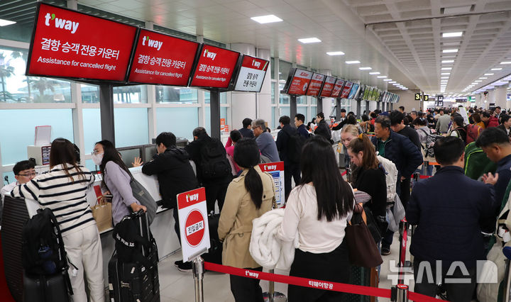 [제주=뉴시스] 우장호 기자 = 제주지역 기상이 악화한 9일 오전 제주국제공항 3층 출발장이 이용객들이 몰려 혼잡한 모습을 보이고 있다. 2026.04.09. woo1223@newsis.com