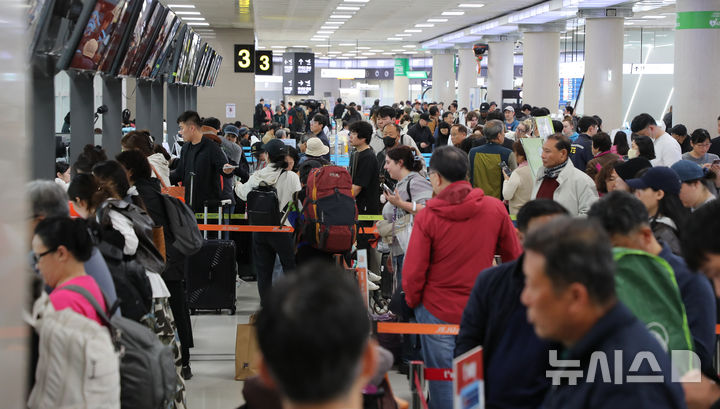 [제주=뉴시스] 우장호 기자 = 제주지역 기상이 악화한 9일 오전 제주국제공항 3층 출발장이 이용객들이 몰려 혼잡한 모습을 보이고 있다. 2026.04.09. woo1223@newsis.com