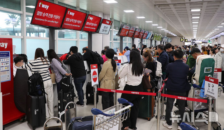 [제주=뉴시스] 우장호 기자 = 제주지역 기상이 악화한 9일 오전 제주국제공항 3층 출발장이 이용객들이 몰려 혼잡한 모습을 보이고 있다. 2026.04.09. woo1223@newsis.com