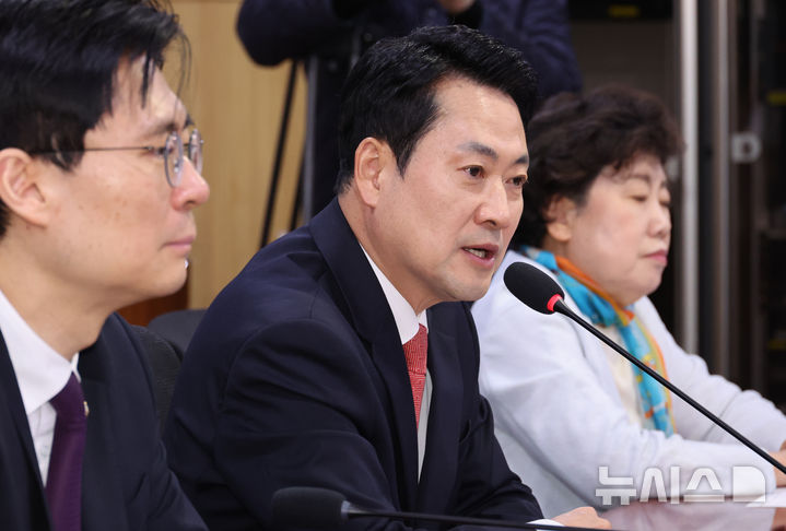 [서울=뉴시스] 김금보 기자 = 장동혁 국민의힘 대표가 9일 오전 서울 여의도 국회 의원회관에서 열린 'SNS 중독, 플랫폼의 자유인가, 방임인가 : 청소년 보호책임 강화를 위한 긴급 간담회'에서 발언을 하고 있다. 2026.04.09. kgb@newsis.com